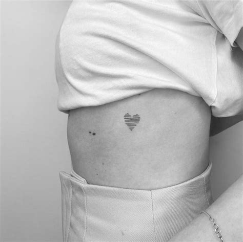 tatuajes pequeos en el pecho|Los mejores tatuajes en el pecho para mujer 